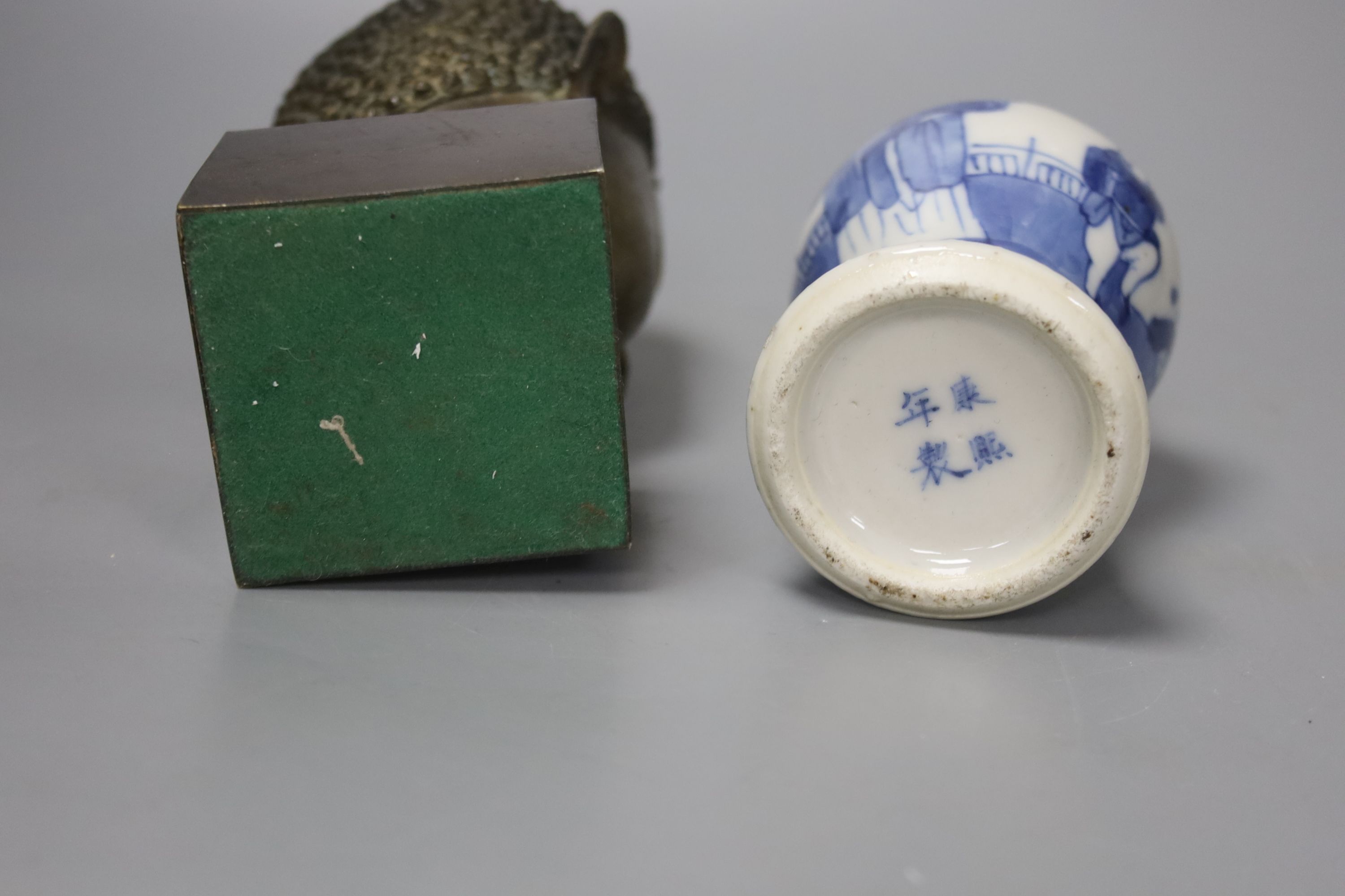 A Thai or Burmese bronze Buddha’s head, with stand 20.5cm and a 19th century Chinese blue and white vase, 12.5cm